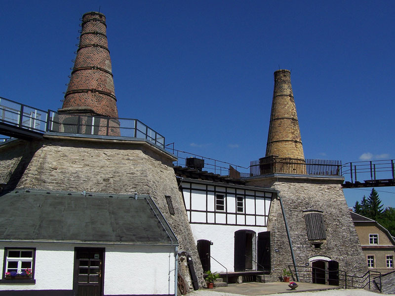 Das markante Museum Kalkwerk bei Lengefeld mit seinen Schornsteinen
